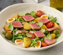 Салат с тунцом, картофелем, салатными листьями и перепелиным яйцом