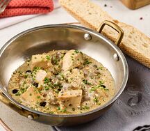 Рагу из цыпленка с белыми грибами и соусом из печеного чеснока и трюфеля