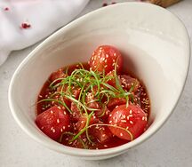 Тартар из тунца с маринованными томатами
