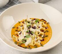 Карамелле с рикоттой, шпинатом, с кремом из тыквы и соусом из горгонзолы