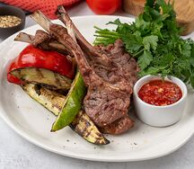 Каре барашка с овощами гриль