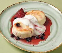 Сырники с ягодным соусом и сметаной