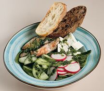 Салат с куриной грудкой и шпинатом