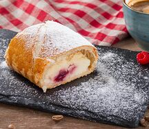 Штрудель с творогом и вишней