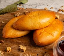 Пирожок с капустой и яйцом