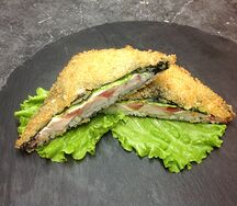 Горячий онигири с курицей