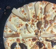 Пицца Ароматная груша и пряный инжир