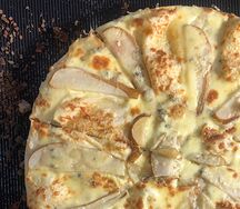 Пицца Ароматная груша и горгондзола