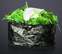 Гункан с водорослями чука