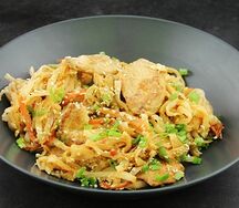 Удон с курицей и острым соусом