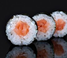 Маки с копченым лососем