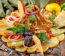 Ассорти из мяса телятины, баранины, цыпленка с овощами