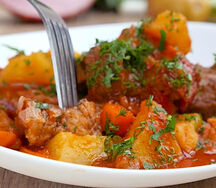Жаркое из телячьей корейки с овощами