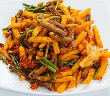 Картофель с говядиной, стрелками чеснока и пикантным перцем