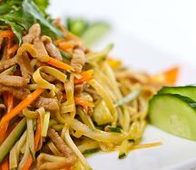Салат из огурца соломкой со свининой