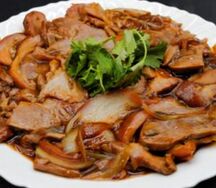 Рулька свиная тушеная в соевом соусе кусочками