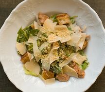 Наш Цезарь с курочкой, гренками и пармезаном
