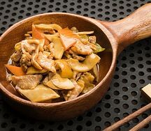 Свинина с острым зеленым перцем и королевскими вешенками