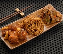 Китайка-сет с лапшой, обжаренной рулькой и свининой с ананасами