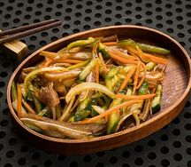 Салат Свинные уши с огурцом большой