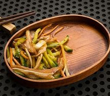 Салат Свинные уши с огурцом малый