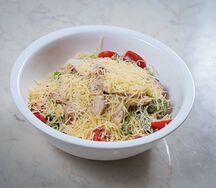 Салат Цезарь с куриной грудкой на гриле