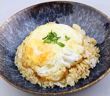 Жареный рис с овощами и яйцом
