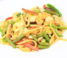 Лапша с морепродуктами и овощами