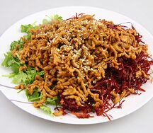 Жареная свинина с перцем и кинзой