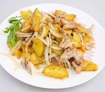 Жареный картофель с мясом и луком