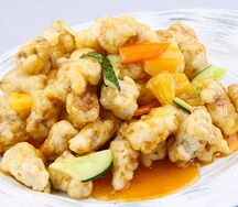Жареная свинина в кисло-сладком соусе с ананасами