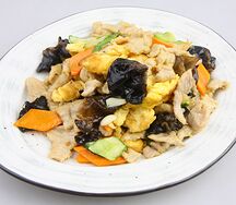 Жареная свинина с грибами и яйцом