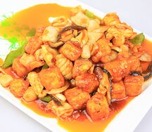 Жареный тофу с грибами шиитаке и морепродуктами