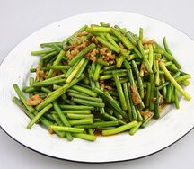 Жареные стрелки чеснока с мясом