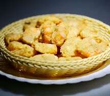 Жареные креветки в сухарях