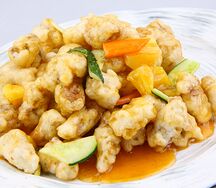 Жареная свинина в кисло-сладком соусе с ананасами