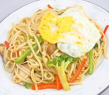 Лапша с овощами и яйцом