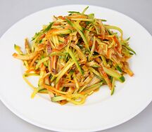 Салат Уши с огурцом