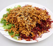Жареная свинина с перцем и кинзой