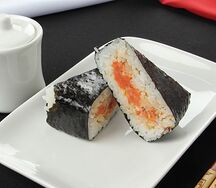 Онигири с лососем