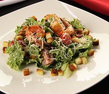 Цезарь с креветкой и томатами черри