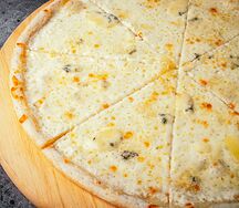 Пицца Четыре сыра на белом соусе