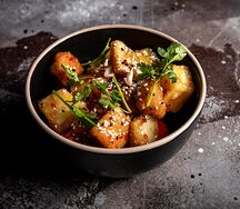 Салат с хрустящими баклажанами и курицей
