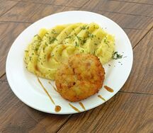 Биточки куриные с картофельным пюре
