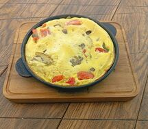 Омлет с грибами и овощами