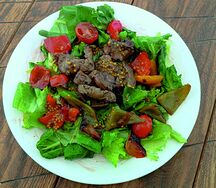 Салат теплый с куриной печенью под брусничным соусом