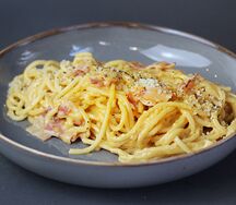 Спагетти Карбонара с беконом и пармезаном