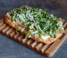Римская пицца с цыпленком, пармезаном и хрустящим романо