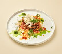 Закуска Печеный баклажан с соусом неаполитано, страчателлой, моцареллой и пармезаном