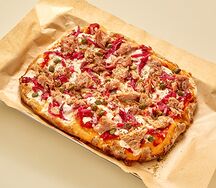 С тунцом и красным луком 